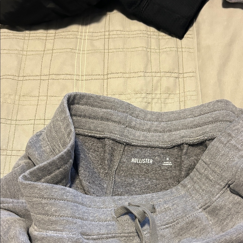 Hollister Light Gray Men's Joggers - Picture 2 of 3